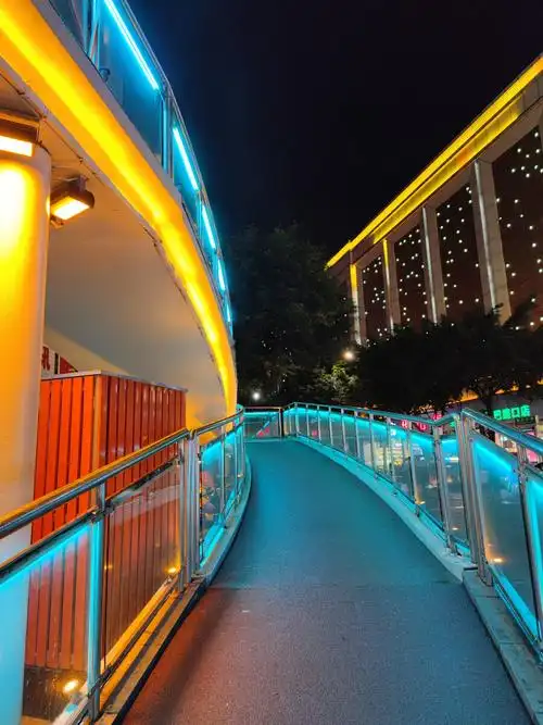 晚上的路口天桥