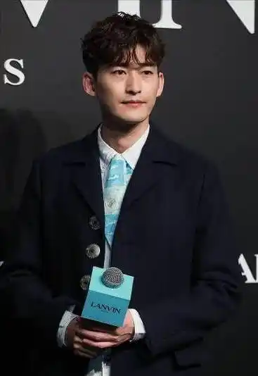 冯小刚痛批某男明星,带八个助理耍大牌,还要求助理跪着伺候_张翰_作品