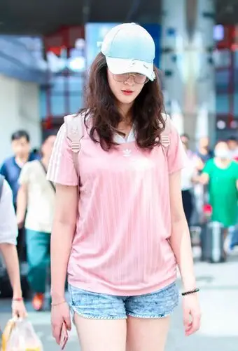 惠若琪现身机场被拍,穿短裤秀大长腿,网友:运动员的腿真不一般