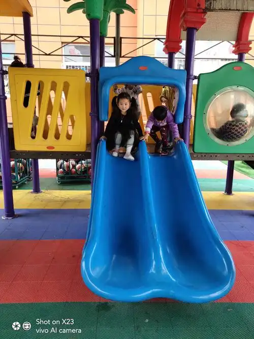 观堂乡中心幼儿园 学前三班室外游戏《滑滑梯》