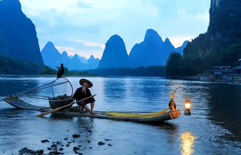 远山漓江渔夫竹筏鱼鹰蓝色桂林行11兴坪漓江