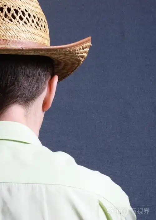 一个人背对着镜头站着的肩像