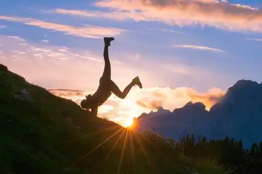 照片素材(图片): 剪影举手男子3朝清晨的阳光