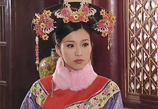 《紫禁惊雷》这部戏里,除了主角,还有个女配角叫佟佳·曼筠,演她的是