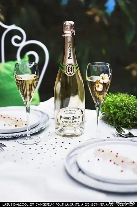 巴黎之花香槟新款nv白中白,颜值就先赢了(. 来自lei_孟蕾 - 微博