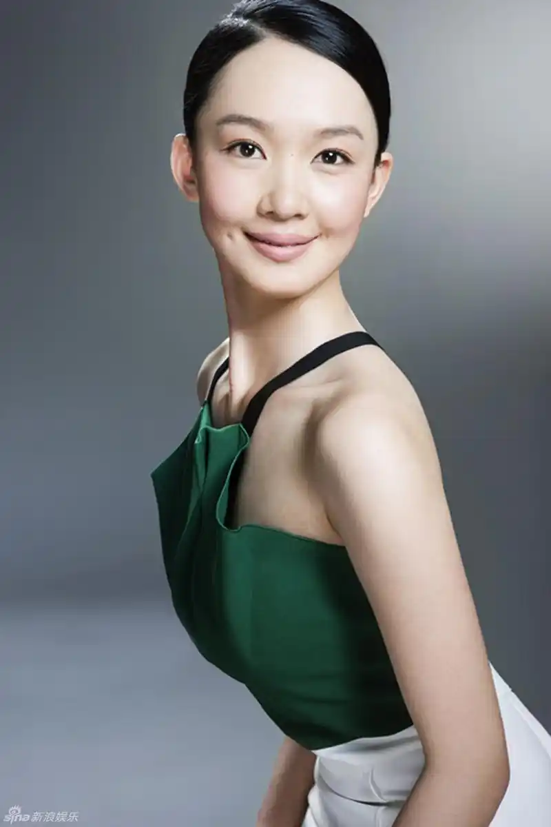 组图:刘丛丹性感甜美写真 简约优雅小露香肩_高清图集_新浪网