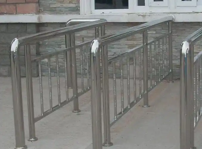 不锈钢露台护栏好还是铝合金的好