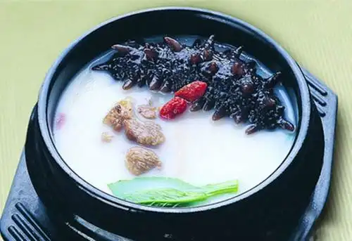 具体做法是:海参200克《泡发》,枸杞子10克,佐料适中,将海参泡发之后