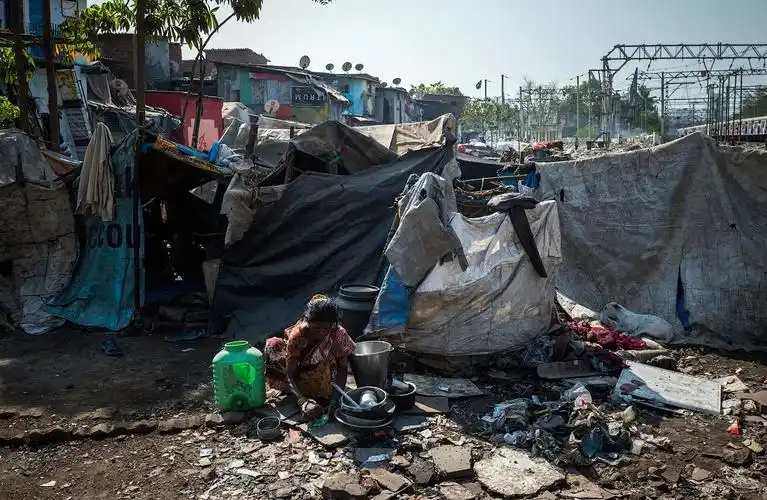 富裕限制了我们的想象力——走进印度孟买贫民窟