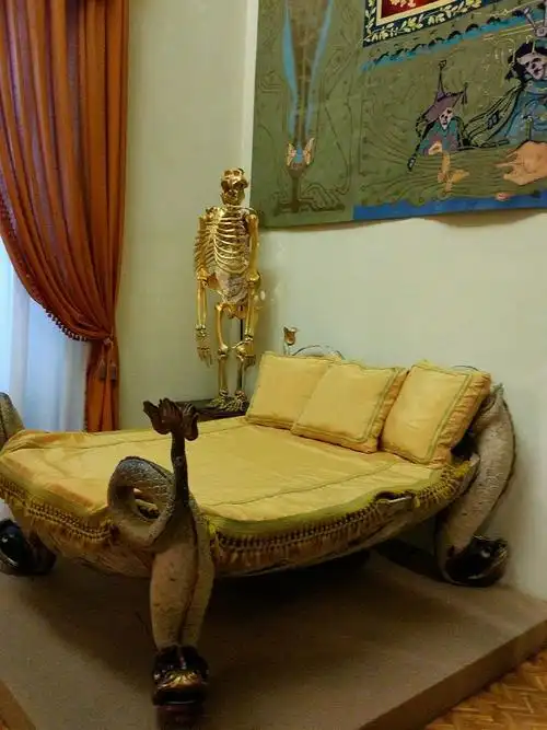 身处其中,会被达利充满新奇,梦幻的想象力所吸引,他设计出的空间令人