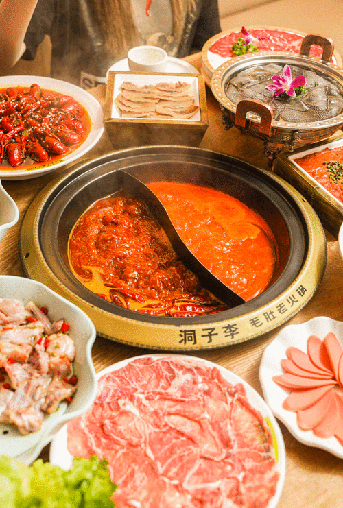 在解放碑被"网暴"的重庆火锅,终于来了