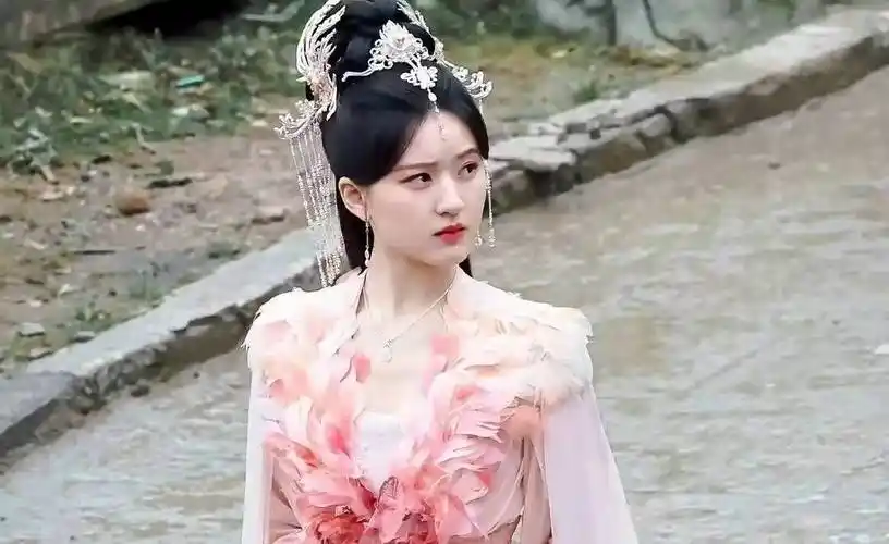 成毅再启仙侠新作,首搭赵露思人气拉满,王星越惊喜加盟_古装_春花