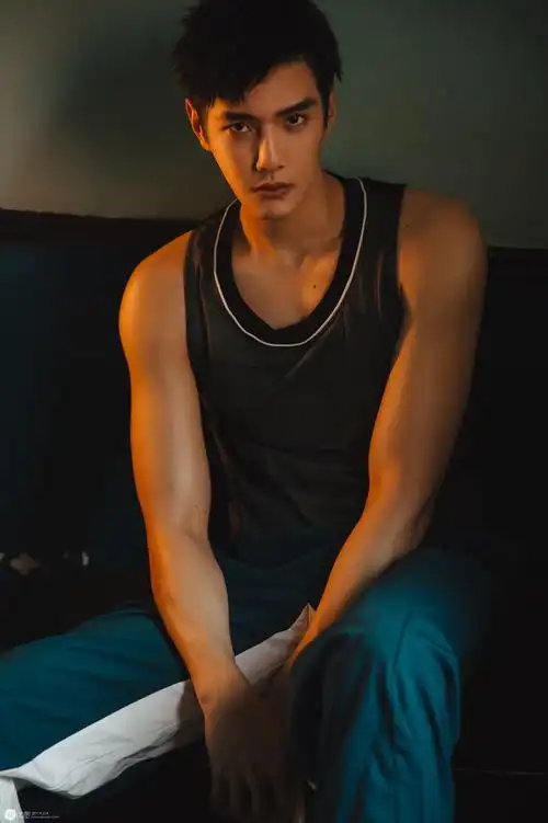 帅哥明星彦希篮球t恤写真图片秀健硕身材