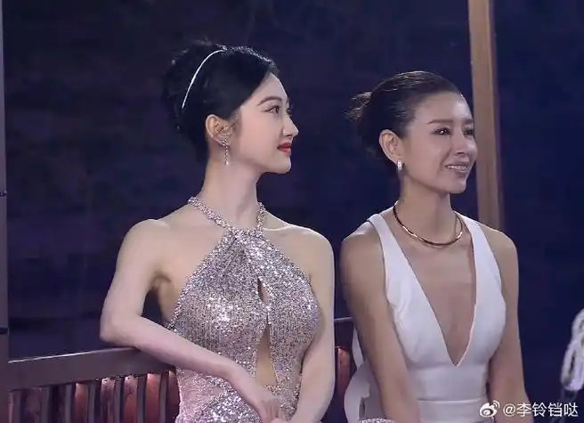 (董洁怎么那么黑了,是美黑还是对比显黑……)#景甜白得发光