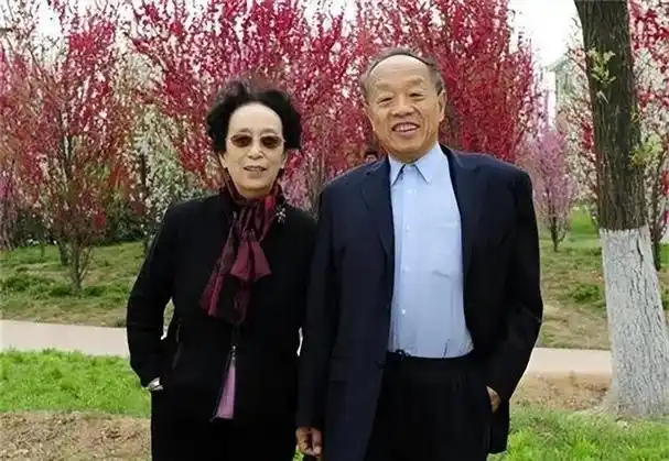 李禾禾从小就聪明好学,中学时就读于著名的北京四中,学习成绩和体育