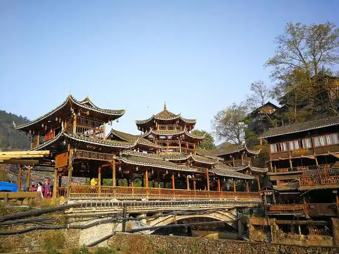 是多个少数民族都有的民居建筑形式,而苗族吊脚楼的最大特点,是在二楼