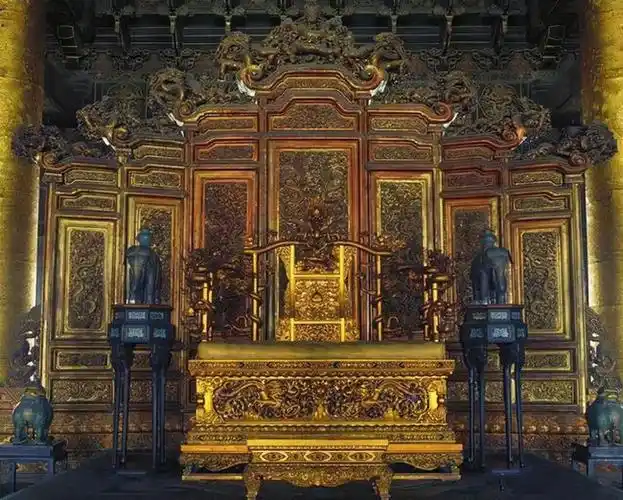 据说一般的宝座,后面的屏风多为3扇或5扇,唯独太和殿的屏风是7扇,按照