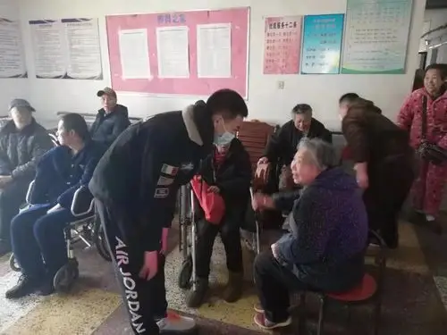 这是郑雨婷班马睿伟同学在寒假去养老院做义工与老人交谈的照片