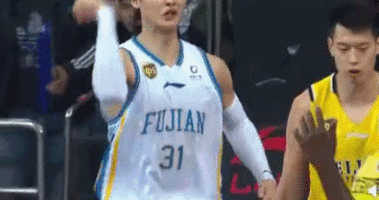 王哲林给球迷为自己的经典表情包签名_焦点体育