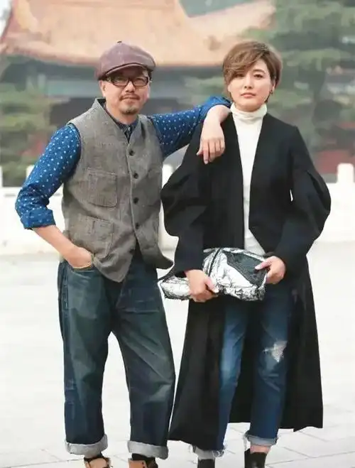 男人婆张延和老公秀美照穿酒红大衣挺率性半边倒发型出彩