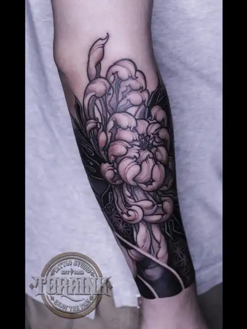 郑州纹身传统风格纹身绽放在夏天的菊