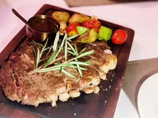 在艺术馆里吃西餐