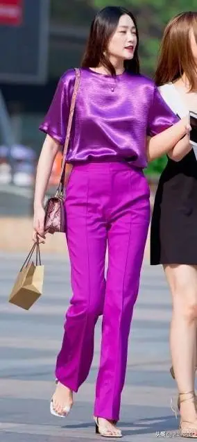 黑色上衣配什么颜色的裤子好看,紫色裤子配什么颜色上衣好看