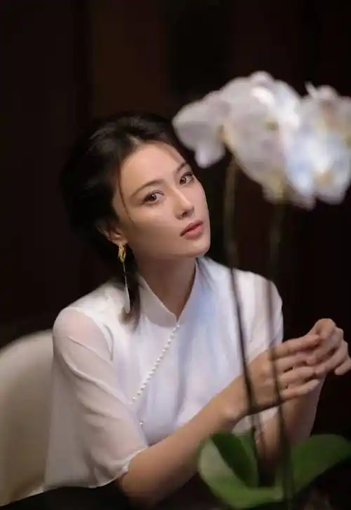 综艺节目里也常见到她的身影,我记得当时她在《乘风破浪的姐姐》中