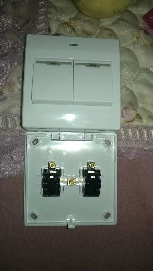 双开单控开关怎么接,图中带线那个是老开关,黄色带电,其他不带电