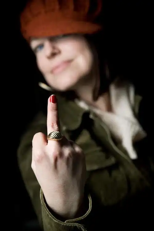 西方人,中指,一个人,站,笑,微笑,露齿笑,竖图