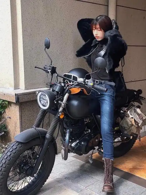 温柔女子骑温柔机车70