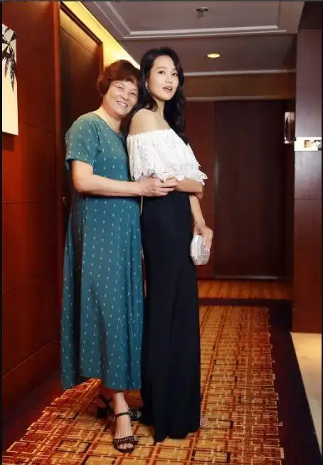 朱丹微博晒出与家人合照:她和妈妈将女儿拥抱女儿,看起来十分的温馨