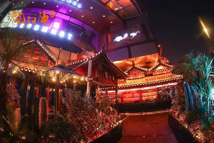 龙门阵酒馆摆龙门阵里的龙门阵耍新川潮夜成都