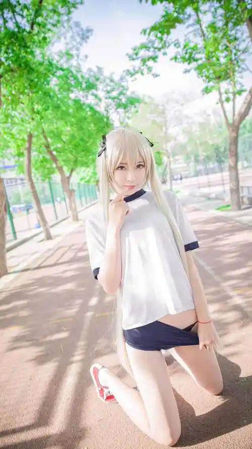 清纯萌妹cosplay穹妹校园写真