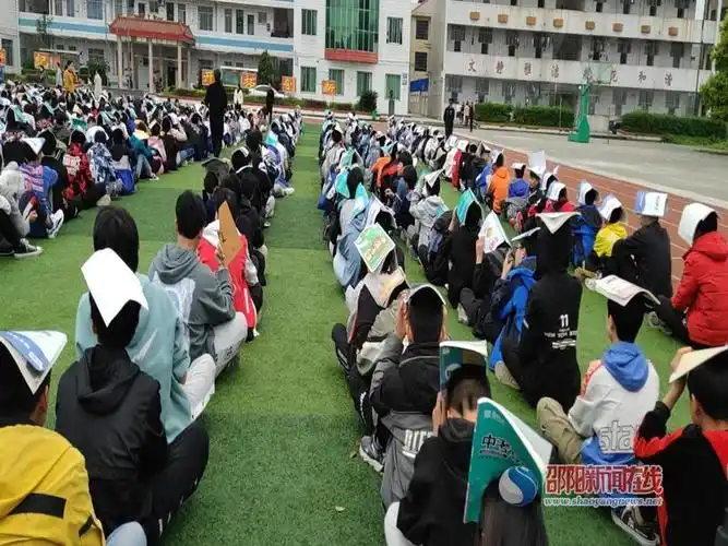 隆回县六都寨镇中学开展预防地震紧急疏散演练活动