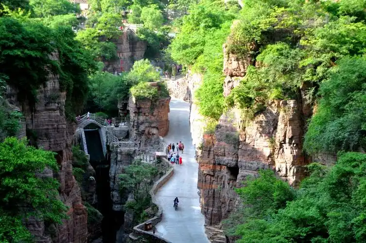 而要看到郭亮洞的全景,最佳的地方就是到红岩大峡谷的另一边.