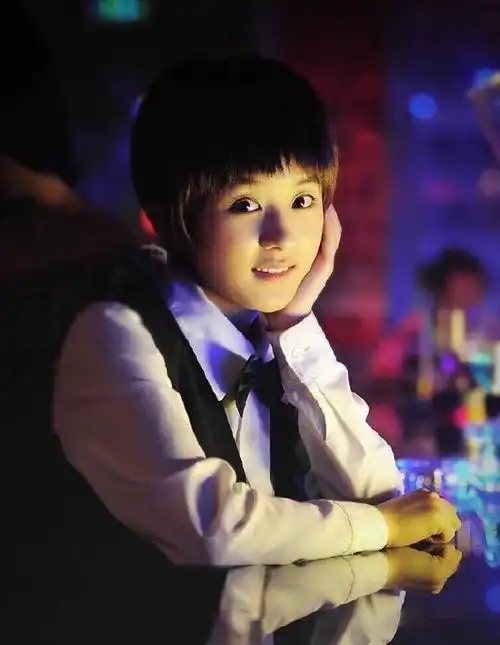 我们的十年赵丽颖短发剧照图片变身酒保萌萌哒