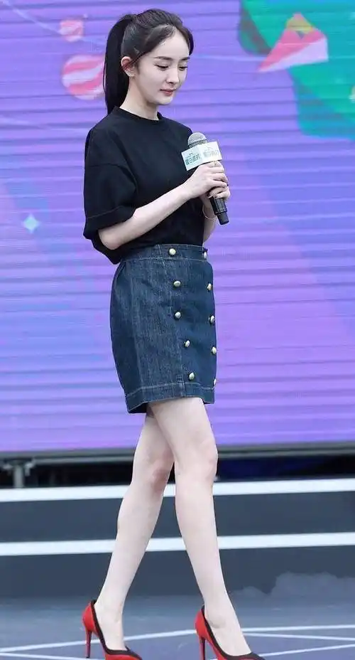 杨幂真时髦,穿t恤搭配半身裙,简单又大方_造型_牛仔_进行