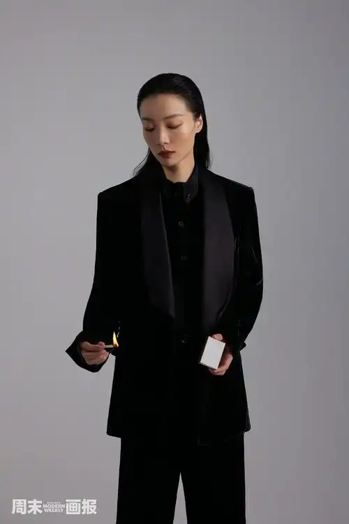 齐溪最新杂志大片释出西装加身气场好绝