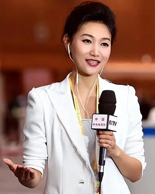 在我们的印象中,新闻联播的播音员都是冷静严肃的.