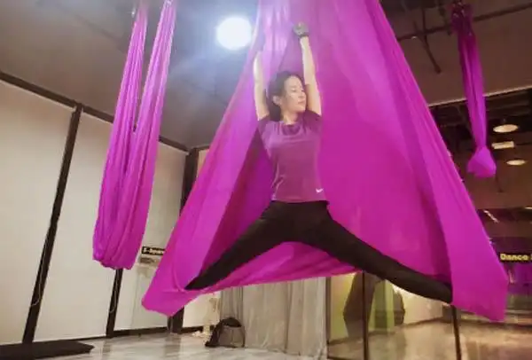 杨幂一字马让网友大饱眼福 只有一人敢公开叫板挑战她