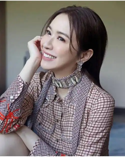 连战儿媳 连胜文 蔡依珊的爱情故事_侯佩岑_创业_红豆