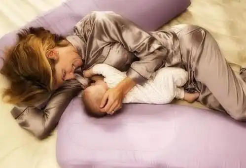 躺着喂奶,宝宝不但不享受而且影响长相,很多宝妈做错要赶紧改