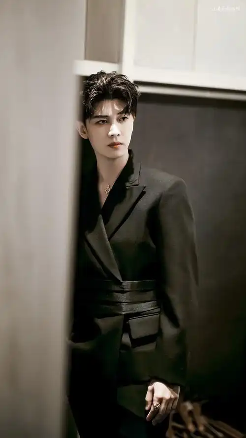 任嘉伦现代装明明很好看该楼已成国超帅照楼