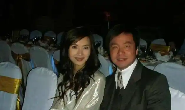 著名导演唐季礼曾和林心如同居8年今60岁娶35岁娇妻严重发福
