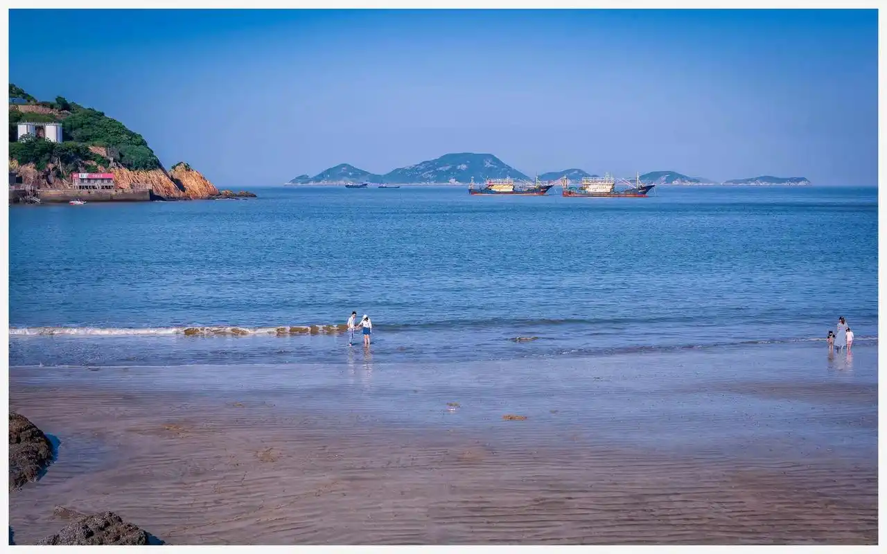 温岭金沙滩位于温岭石塘镇车关村,因沙质金黄细腻而得名,并具有坡度