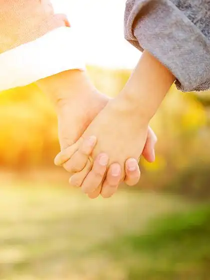 情侣手势 i>十 /i> i>指 /i> i>相 /i> i>扣 /i>牵手特写阳光