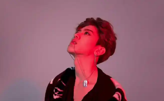 初见蓝玫瑰 会发光的名品美貌!#蔡徐坤