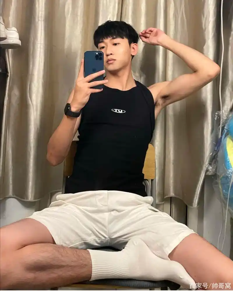 爱自拍的酷酷小哥哥,青春有范,阳光帅气,自拍挡脸,依然有魅力