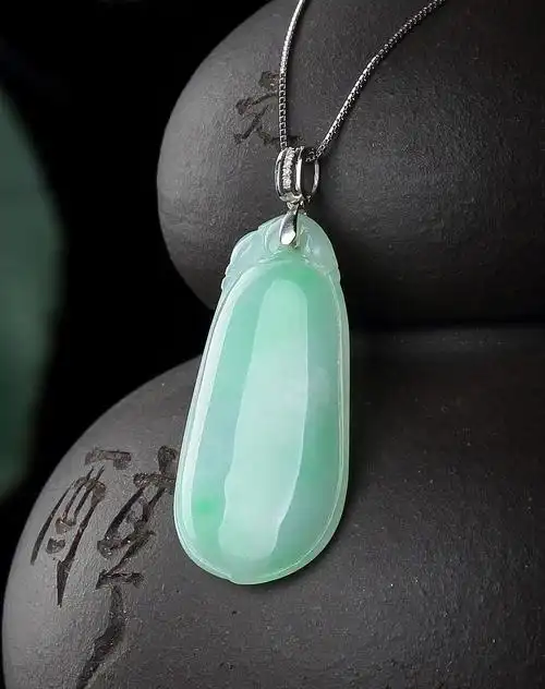 18k金钻石镶扣天然a货翡翠豆种俏色福到福瓜吊坠(附权威鉴定证书)